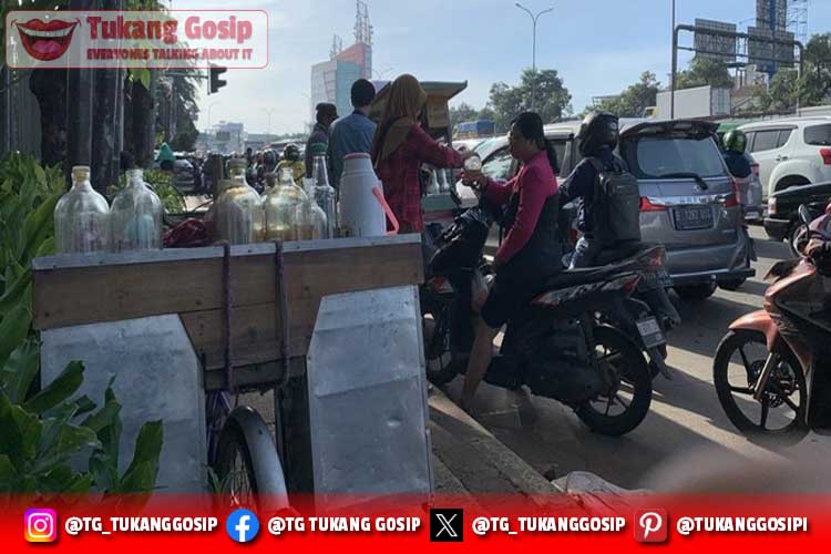 Fakta Viral Penjual Jamu Ini Raih Cuan di Tengah Kemacetan Jalan TB Simatupang