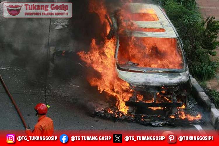 Pemandangan Mobil Terbakar Pasca Kecelakaan di Tol KM 58 Japek